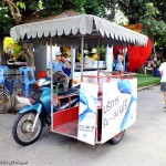 ตลาดจะรถสามล้อคอยรับส่งนักท่องเที่ยว ไปที่ปากหน้าวัด