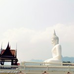 พระพุทธรูปสีขาวใหญ่ เห็นแต่ไกล