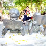 รูปปั้นเด็กอ่านหนังสือ