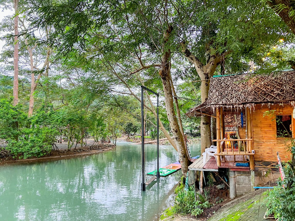 ที่พักสระบุรี ติดริมน้ำ คนละ 400 บาท เล่นน้ำได้ มีสไลเดอร์ มีพายเรือคายัค |  บ้านสวยริมธาร | TripTH | ทริปไทยแลนด์